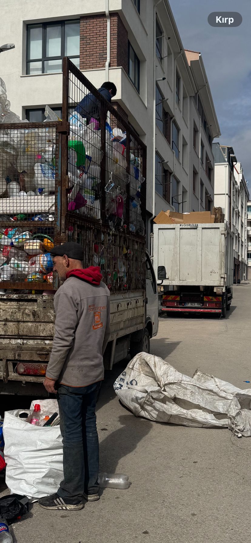 Kafesli plastik ve PET toplama kamyonu