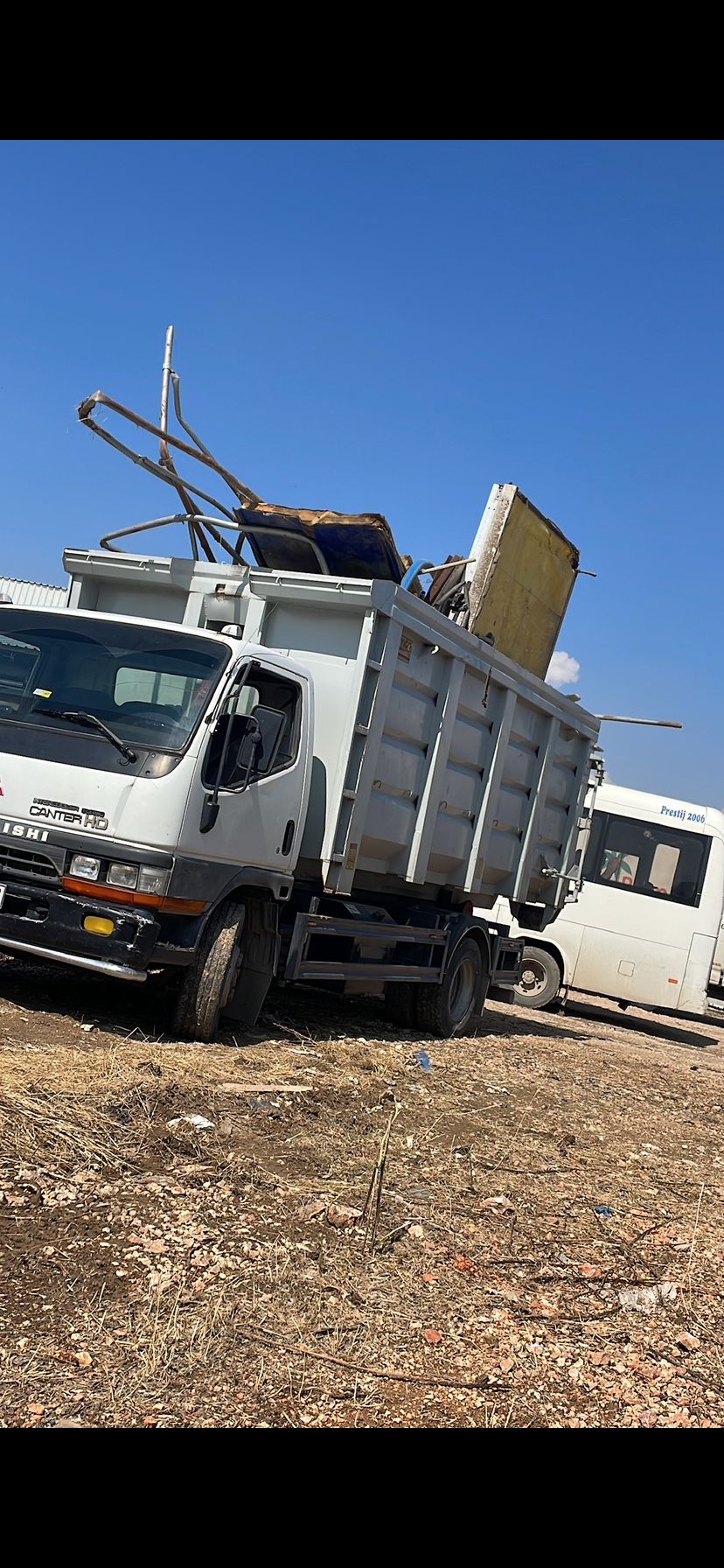 Fabrikadan düzenli atık toplama kamyonu