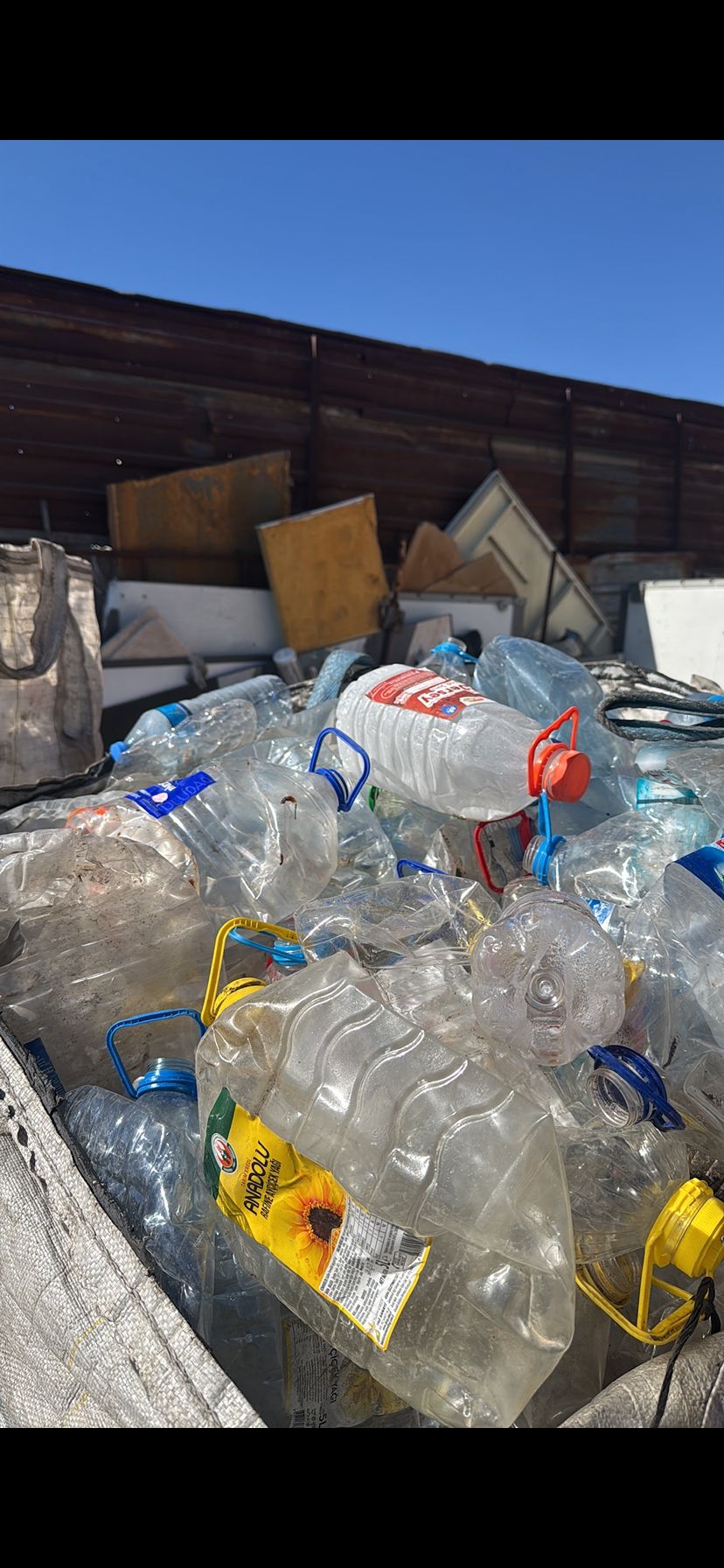 Farklı plastik türlerinden oluşan PET şişe atığı