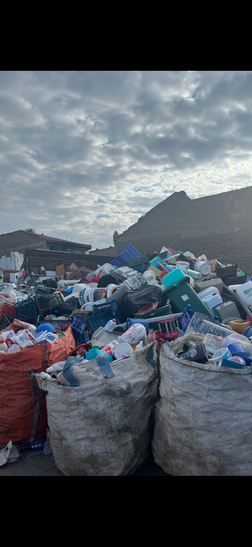 Naylon ve ambalaj plastiği atığı yığını