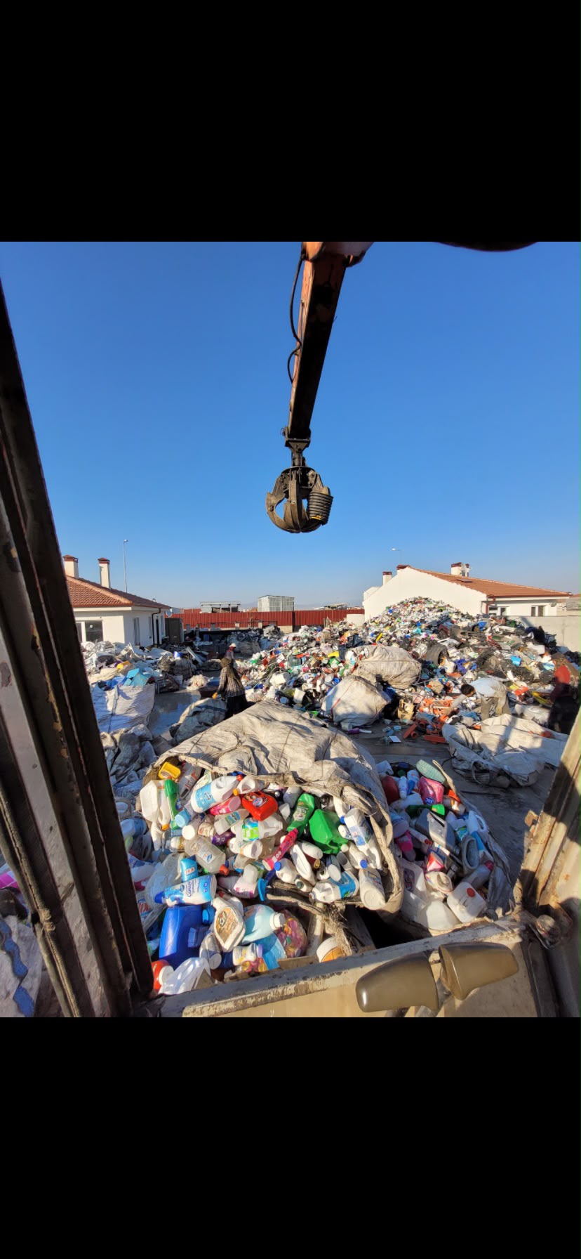 Plastik şişe atığının vinç penceli ile toplanması