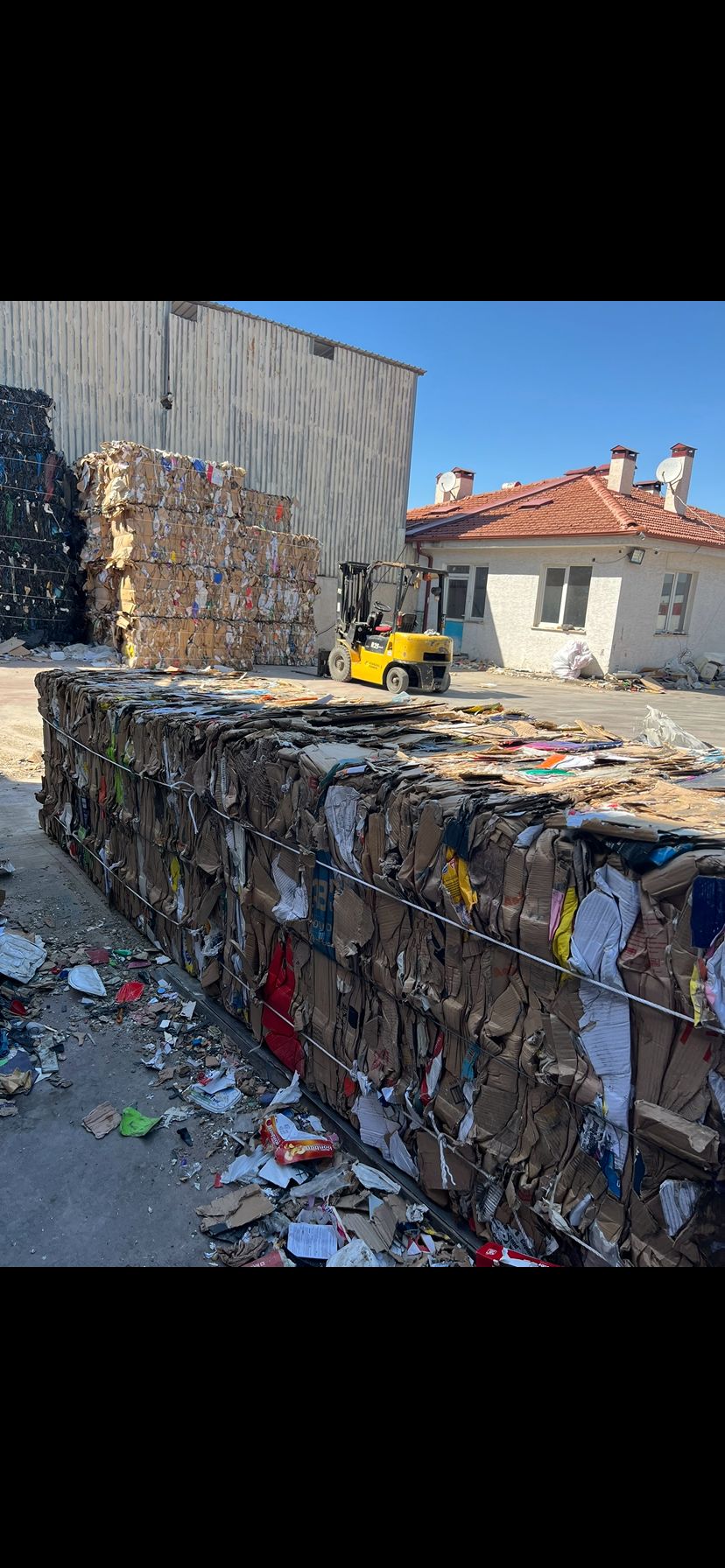 Karton balyaları ve forklift, Esay Geri Dönüşüm tesisi