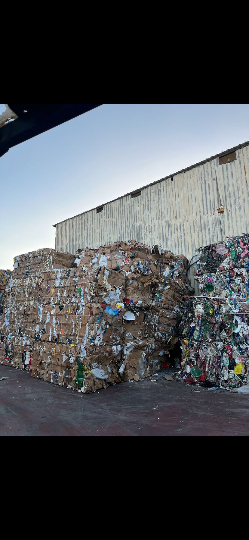 Kağıt ve plastik balyaları depo sahası